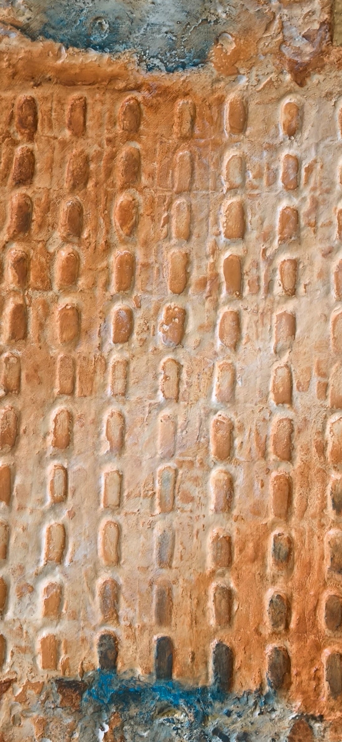 Détails en vue de face. Textures de portes en répétition. Cathédrale traversée par la lumière. Matières aux pigments ocrés et bleutés de François Tapiézo