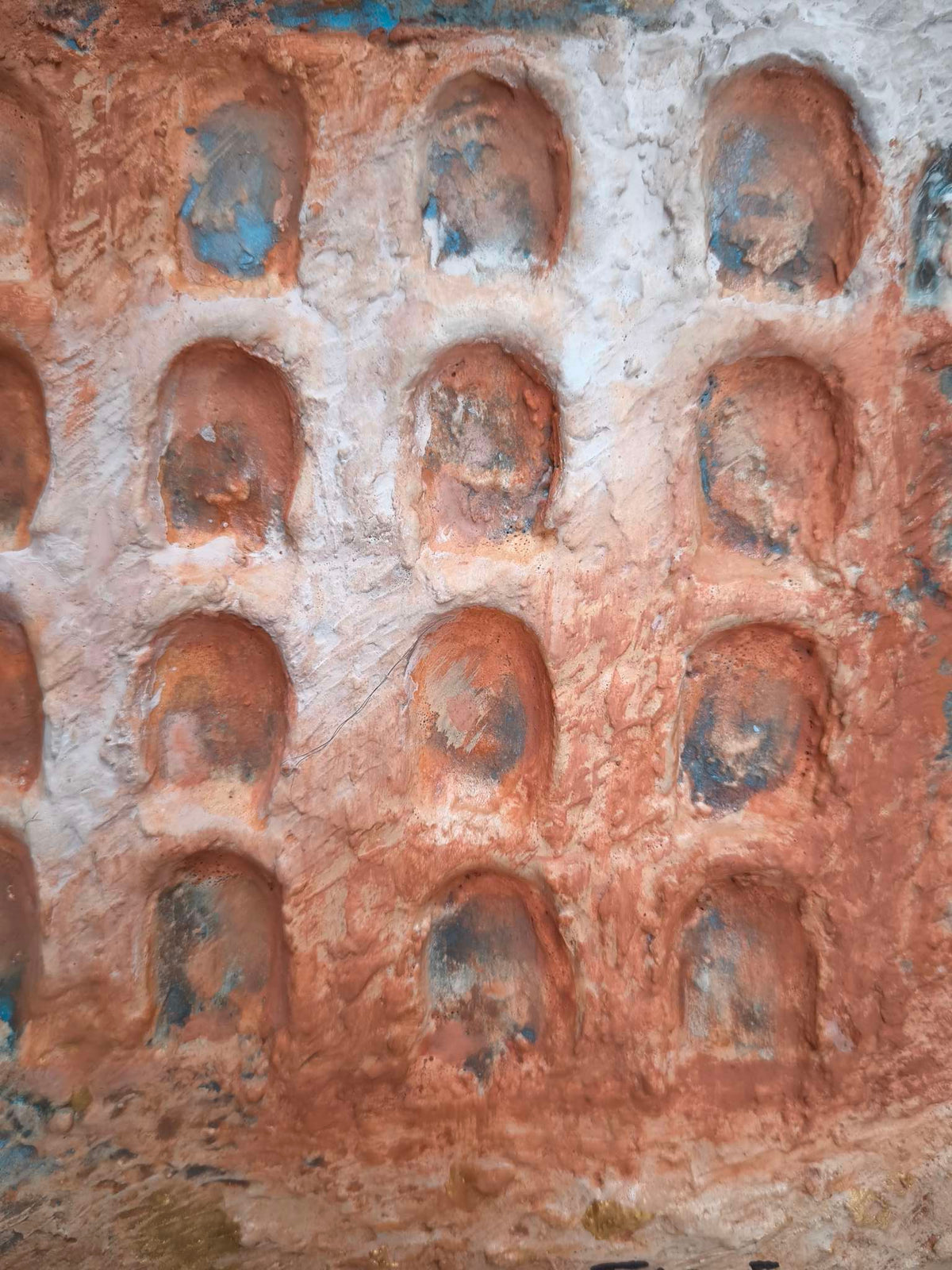Détails en vue de face. Texture de portes, répétition d'arches ouvertes de François Tapiézo.