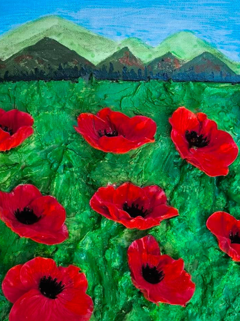 Détails des coquelicots rouges relief 3d. Arrière plan ; montagnes du Luberon en Provence. Ciel bleu.
Collage contemporain, sables texturés et pigments de Roussillon. Œuvre de François Tapiézo