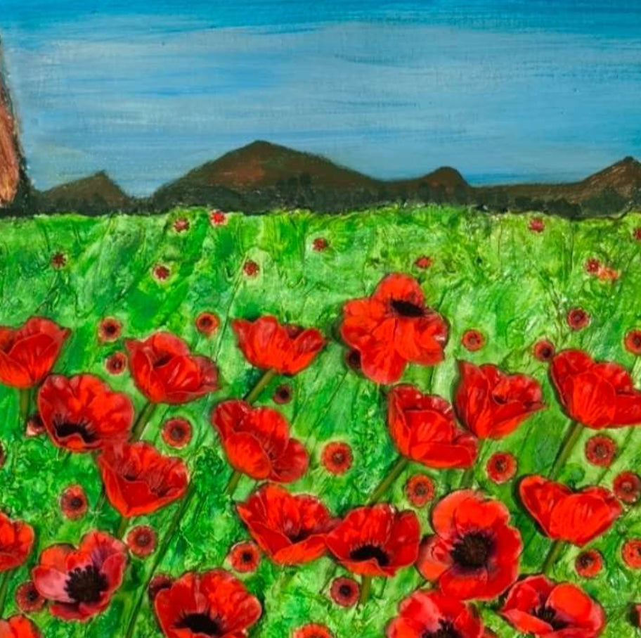 Détails des coquelicots rouges relief 3d. Arrière plan ; falaises ocrées et montagnes du Luberon en Provence. Ciel bleu.
Collage contemporain, sables texturés et pigments. Œuvre de François Tapiézo