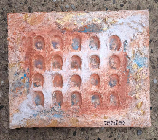 Vue de face. Œuvre d’art contemporain en relief représentant une architecture romane imaginaire aux pigments ocrés et bleutés de François Tapiézo