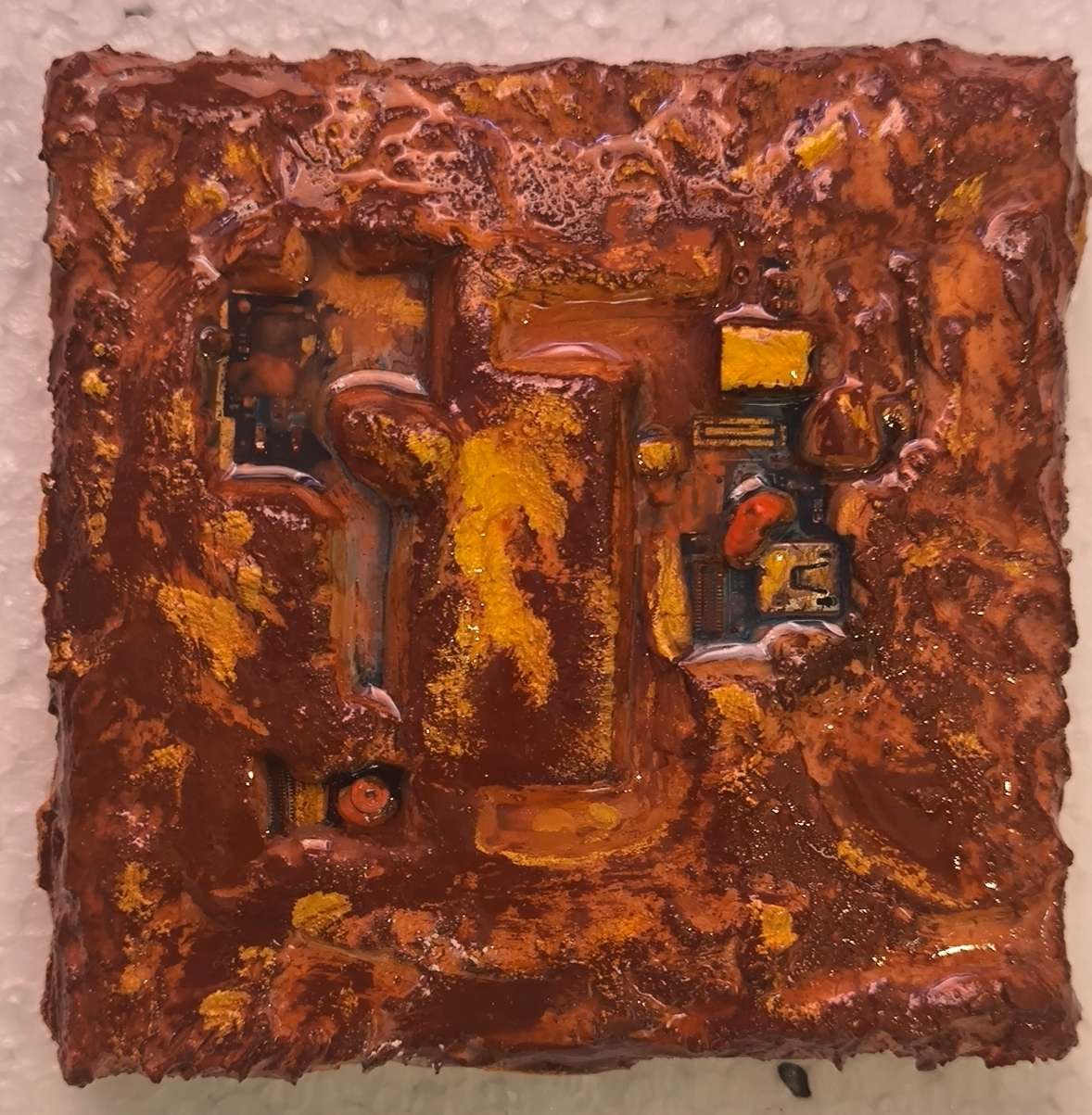 Carte électronique de téléphone dans des textures et matière de sables et pigments ocrés et bleutés de Provence. Tableau contemporain en relief de François Tapiézo.