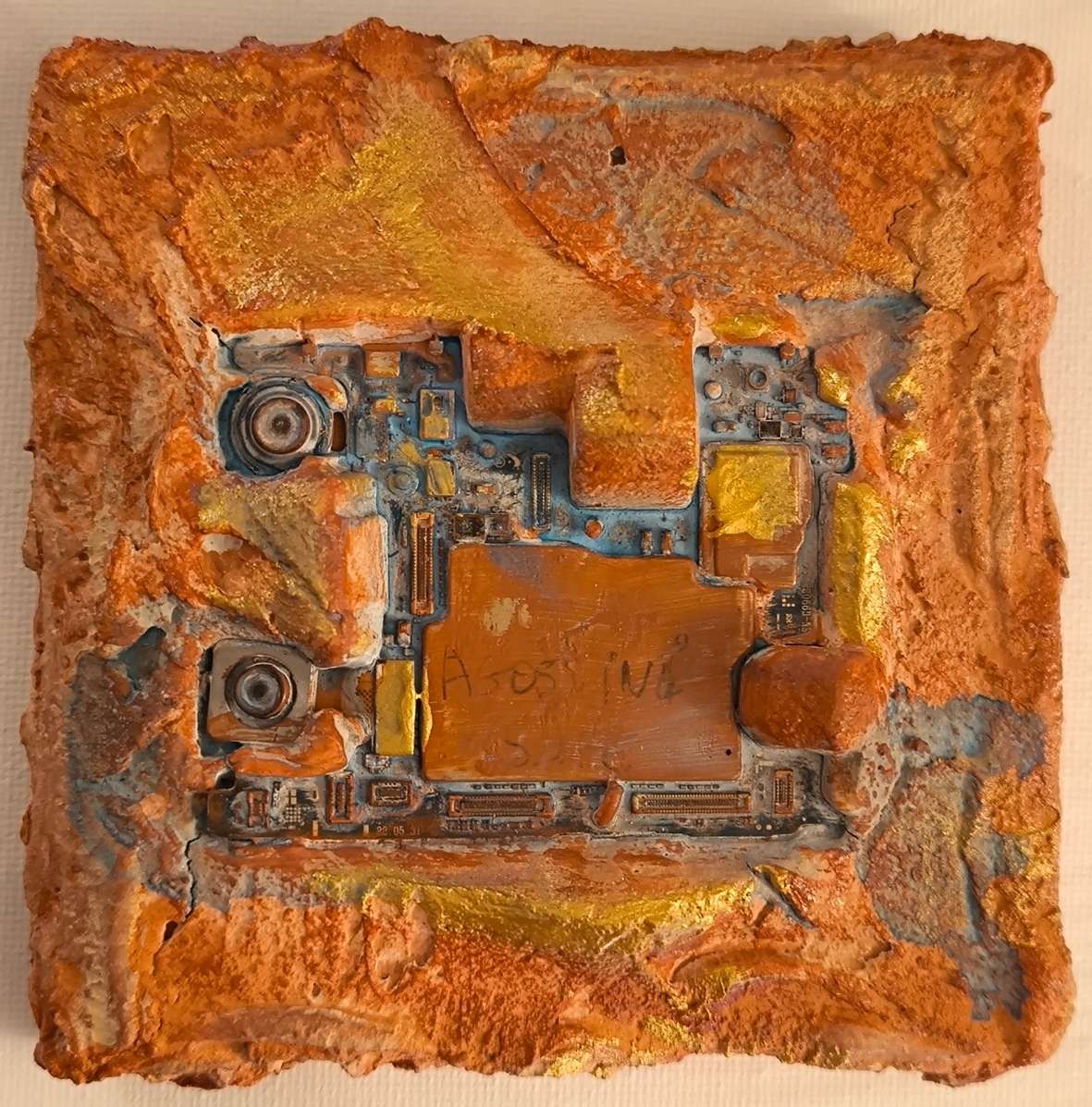 Carte électronique dans des textures et matière de sables et pigments ocrés et bleutés de Provence. Tableau contemporain en relief de François Tapiézo.