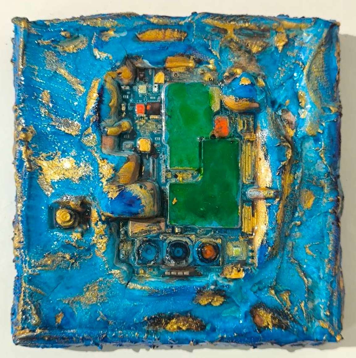 Peinture contemporaine en relief avec carte électronique et textures de matière, sables et pigments ocrés et bleutés de Provence par François Tapiézo.