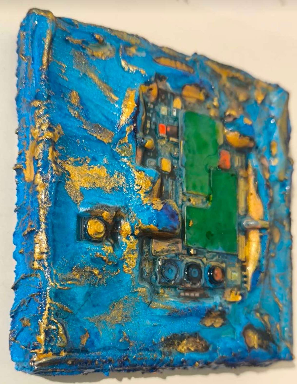 Vue latérale art contemporain texturé avec carte électronique et matières de sables et pigments de Provence. Recyclage en relief par François Tapiézo.