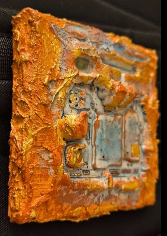 Vue latérale art contemporain texturé avec carte électronique et matières de sables et pigments de Provence. Recyclage en relief par François Tapiézo.