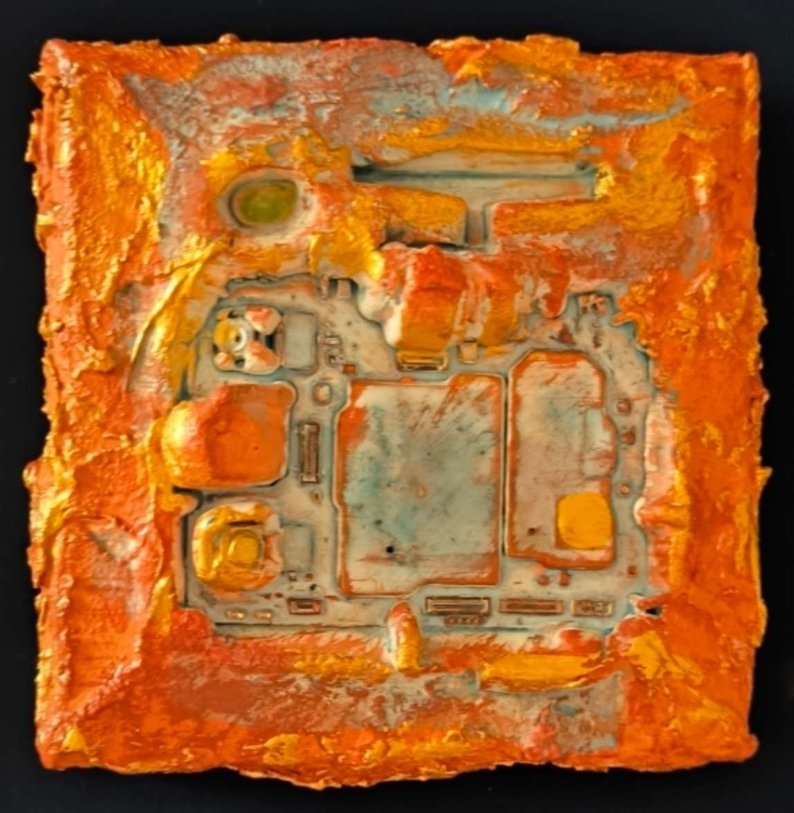 Peinture contemporaine en relief avec carte électronique et textures de matière, sables et pigments ocrés et bleutés de Provence par François Tapiézo.