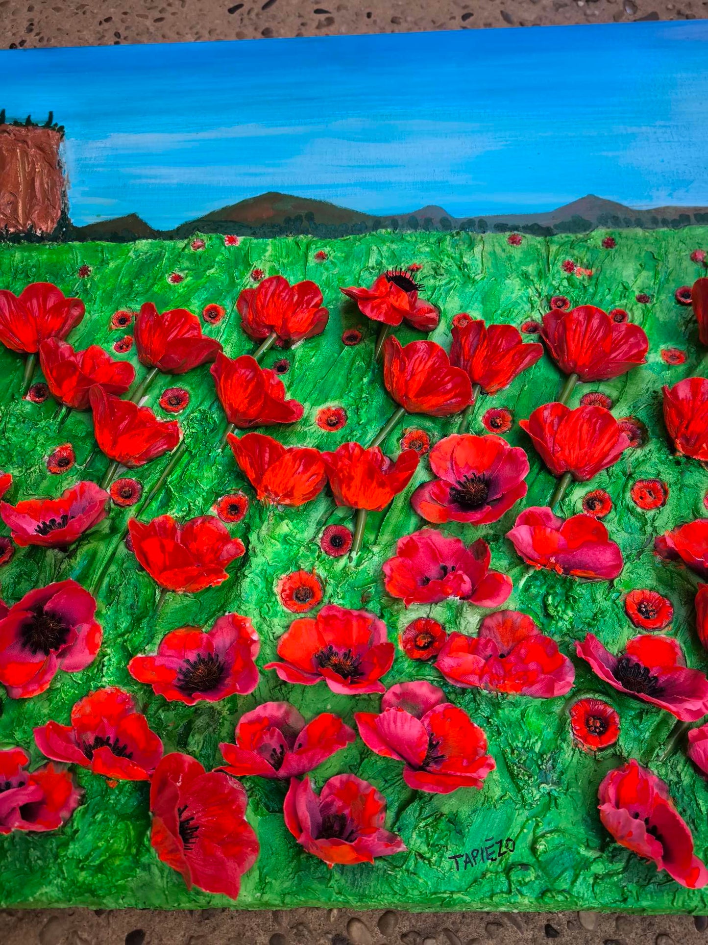 Une œuvre vibrante, intense, en quête d'harmonie. Coquelicots en relief 3d. Mise en scène dans la technique de peinture au sable. François Tapiézo s'inscrit dans une démarche d'art contemporain novateur en Provence. Les pigments, une matière naturelle, noble et vivante, dialogue avec une peinture imaginative et toujours joyeuse. Des textures récompensées dans le monde entier.
