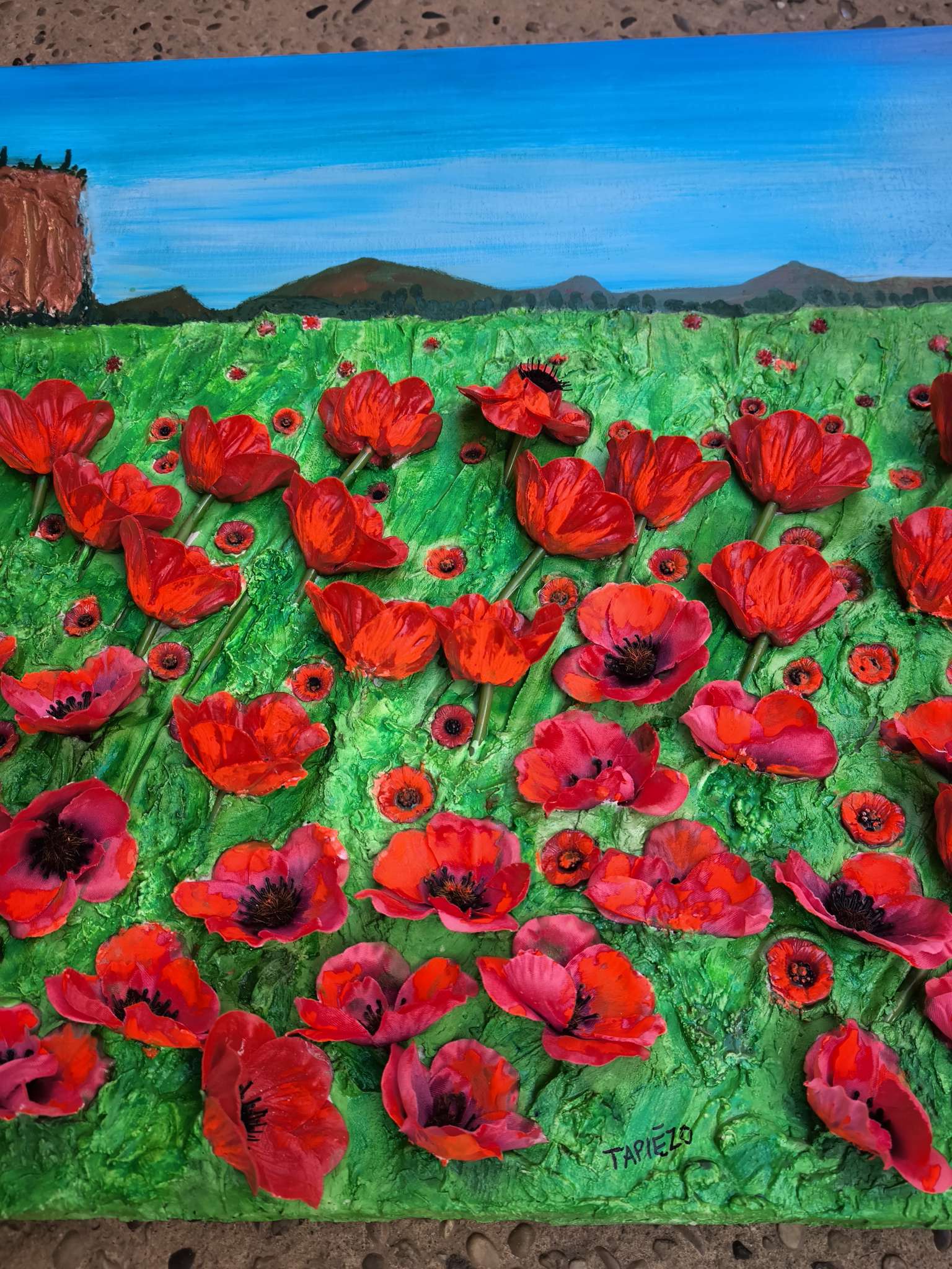 Une œuvre vibrante, intense, en quête d'harmonie. Coquelicots en relief 3d. Mise en scène dans la technique de peinture au sable. François Tapiézo s'inscrit dans une démarche d'art contemporain novateur en Provence. Les pigments, une matière naturelle, noble et vivante, dialogue avec une peinture imaginative et toujours joyeuse. Des textures récompensées dans le monde entier.