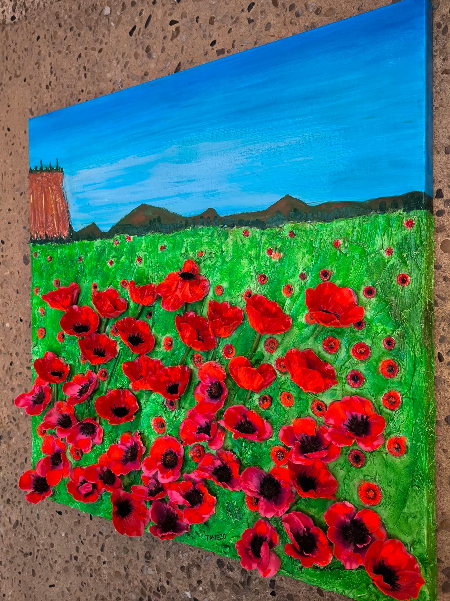 Une œuvre vibrante, intense, en quête d'harmonie. Coquelicots en relief 3d. Mise en scène dans la technique de peinture au sable. François Tapiézo s'inscrit dans une démarche d'art contemporain novateur en Provence. Les pigments, une matière naturelle, noble et vivante, dialogue avec une peinture imaginative et toujours joyeuse. Des textures récompensées dans le monde entier.