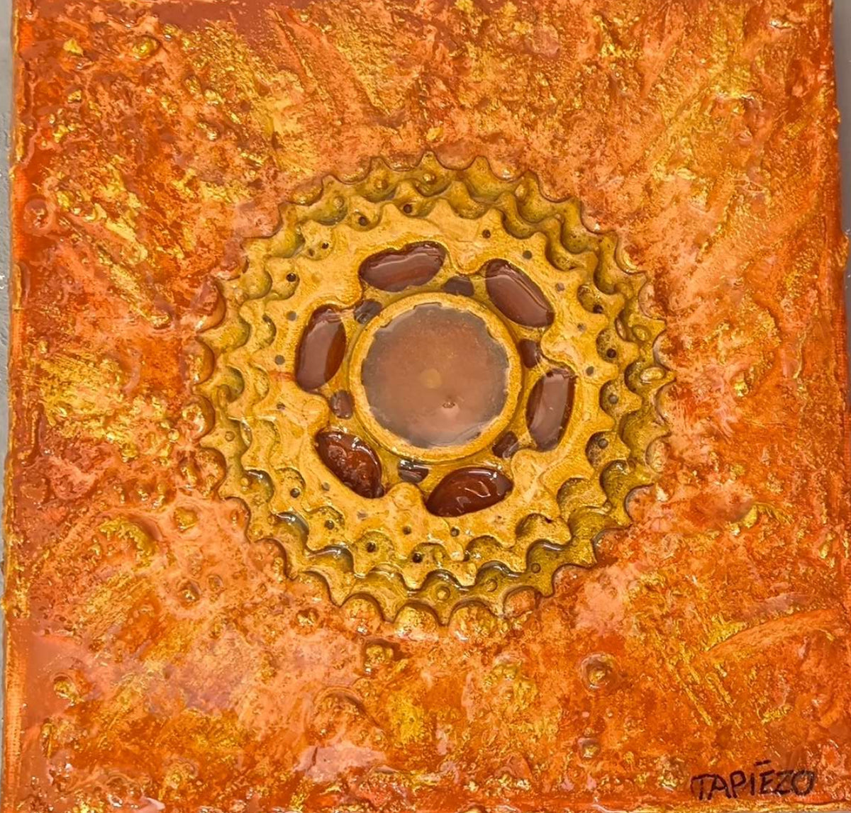 Collage d'une cassette de cycle.
Technique sables et pigments ocres de Roussillon en Provence, œuvre contemporaine de François Tapiézo. Finition résine brillante