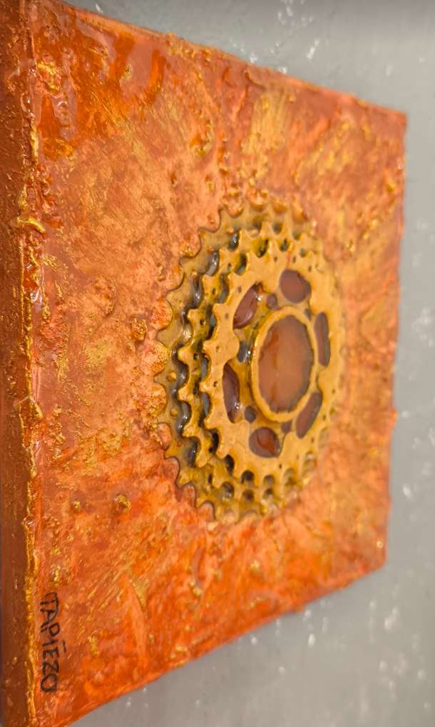 Vue latérale de cassette de cycle dans les textures sables et pigments ocres, matière en relief, peinture contemporaine de François Tapiézo.