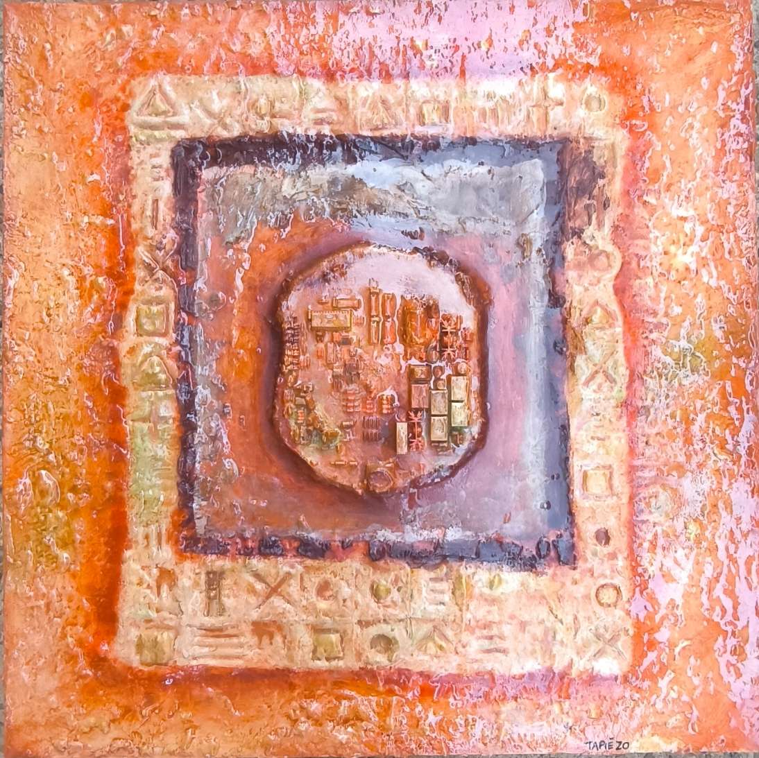 Œuvre d’art contemporain relief 3D. Carte mère de l'A380 entourée de hiéroglyphes sculptés dans des textures, matières aux sables et pigments de Roussillon en Provence par François Tapiézo