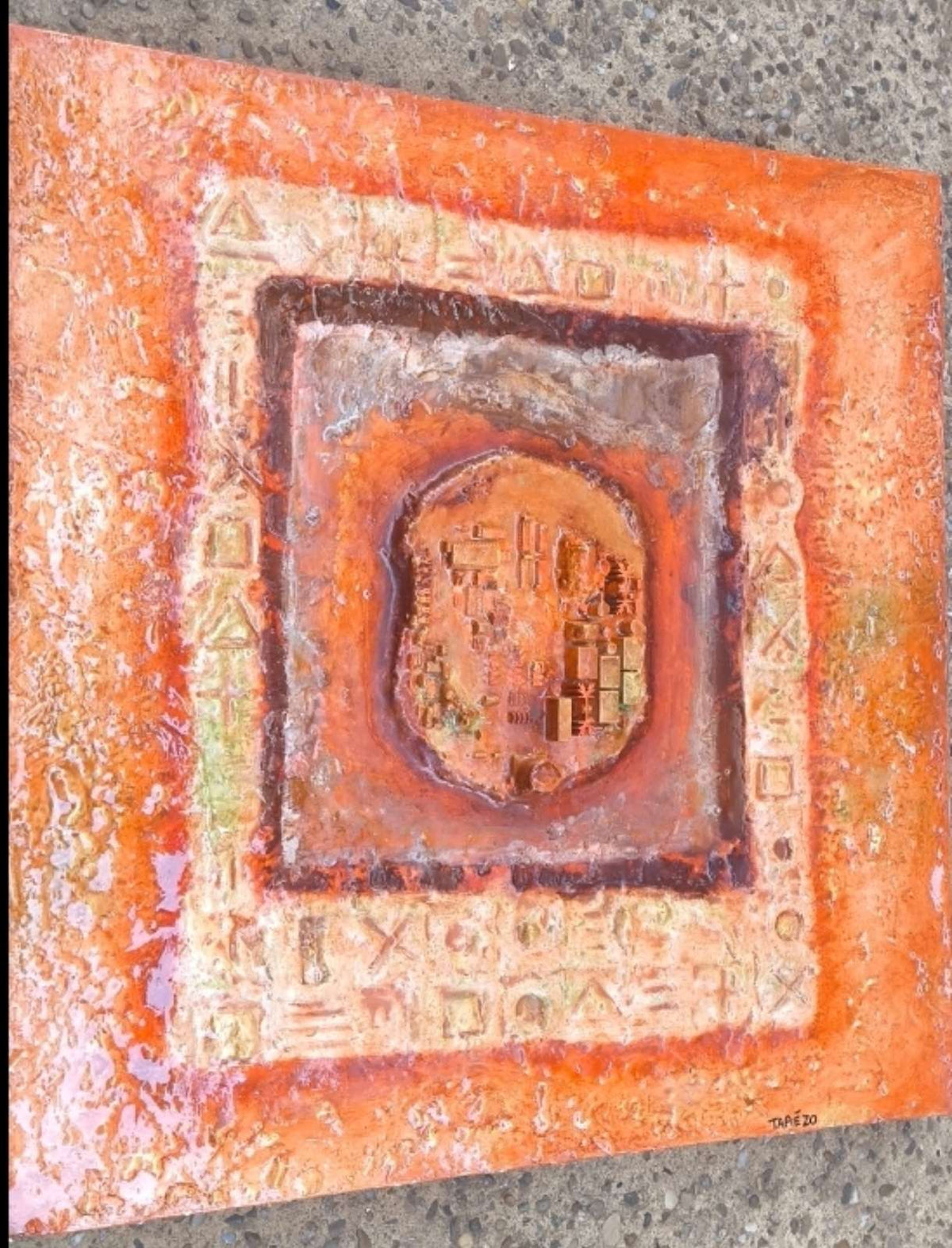 Vue latérale gauche d'une carte mère de forme arrondie intégrée dans les reliefs de sables et textures colorées aux pigments de Roussillon en Provence par François Tapiézo.