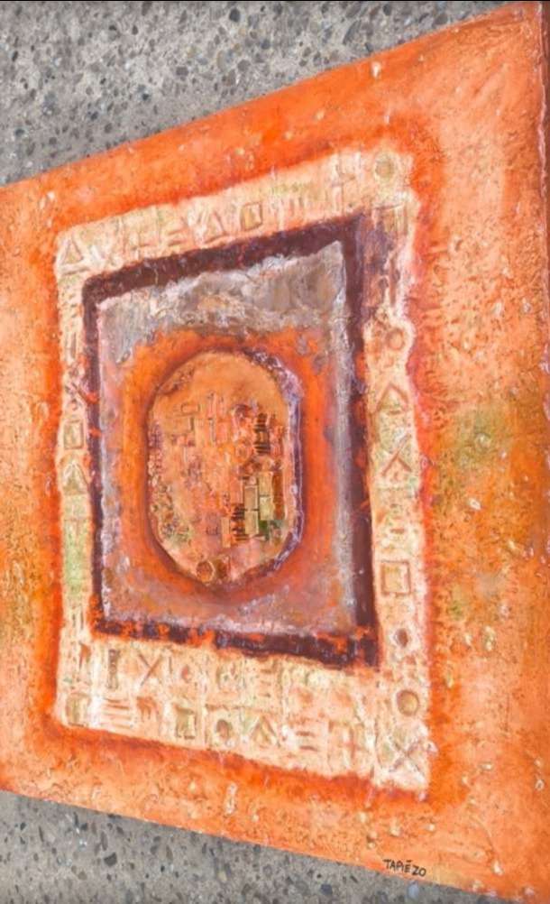 Détails vue latérale droite des hiéroglyphes en relief qui entourent un recyclage d'une carte mère immergée dans les textures de matières contemporaines par François Tapiézo.