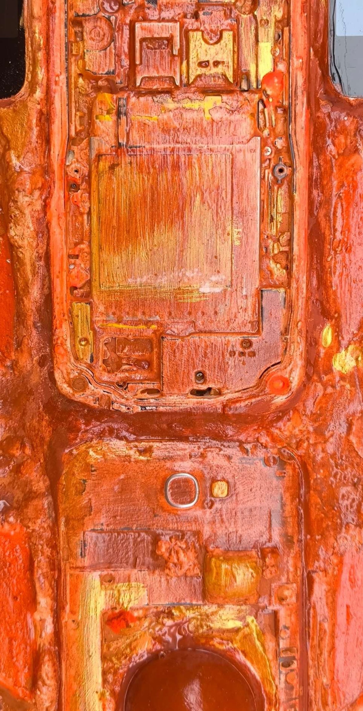 Détails des plaques électroniques à l'intérieur des téléphones portables. Escadrille de phones dans les matières de sable et de pigments ocrés et dorés. L'obsolescence technologique contemporaine de François Tapiézo.
